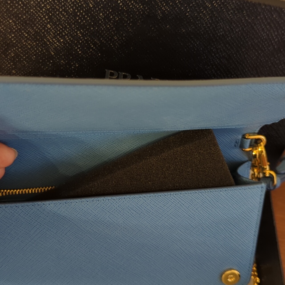 PRADA blue leather crossbody bag with gold chain. - Picture 3 of 8